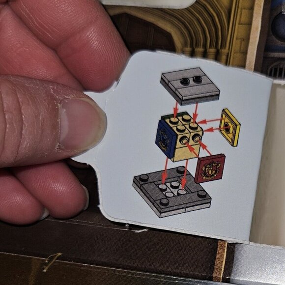 LEGO Harry Potter Advent Calendar 75964 House Crests Pedestal Gold Architect Fig - Picture 12 of 12